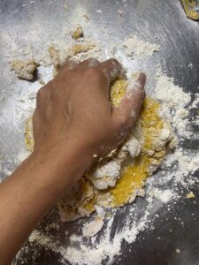 Une main pétrissant une pâte